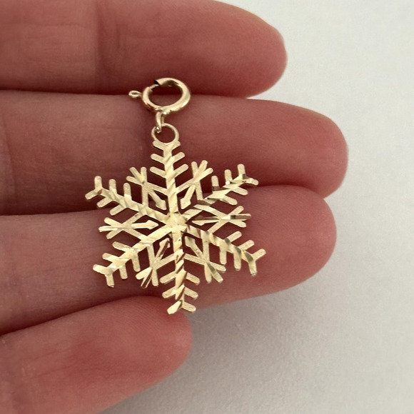 14K Solid Yellow Gold Vintage Winter Snowflake Charm Pendant - Picture 8 of 11